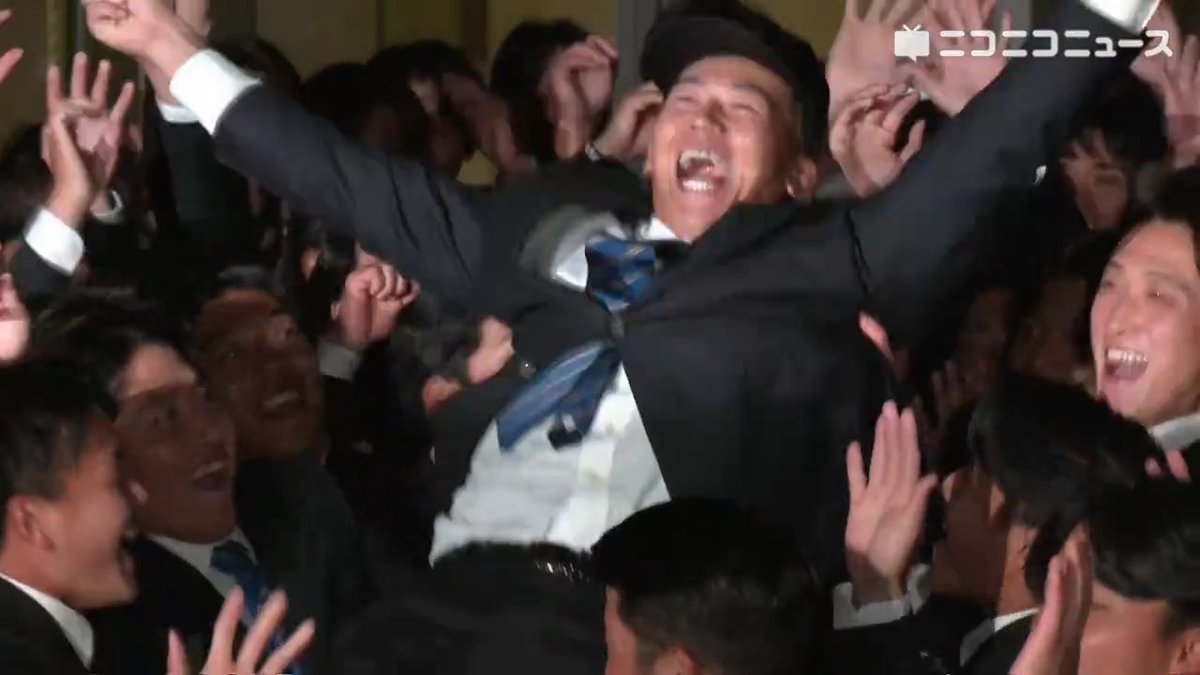 【ドラフト会議】阪神1位指名の創価大・立石正広選手、仲間らが歓喜の胴上げ!