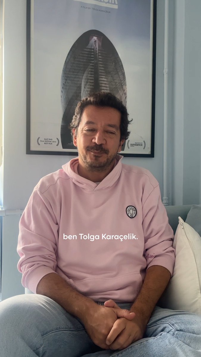 Tolga Karaçelik'ten bir yeni mesaj 💌 Yönetmenin filmografisinden oluşan bir seçkiyle birlikte yeni filmi Saykoterapi: Bir Seri Katil Hakkında Yazmaya Karar Veren Yazarın Sığ Hikayesi, şimdi sadece HBO Max'te.