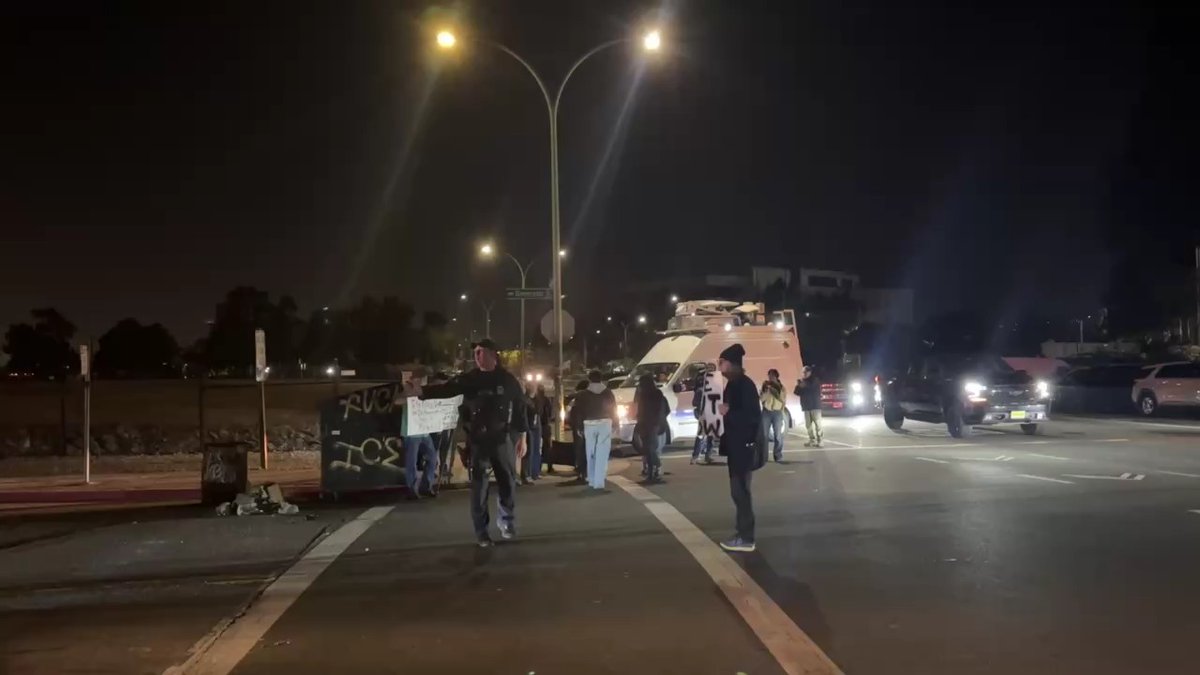 "Keep ICE out of our workplaces. We can all say no to ICE." Protesters are showing up outside Coast Guard Island in Alameda and slowing up traffic by walking back and forth through the intersection. 🎥: Stephen Lam