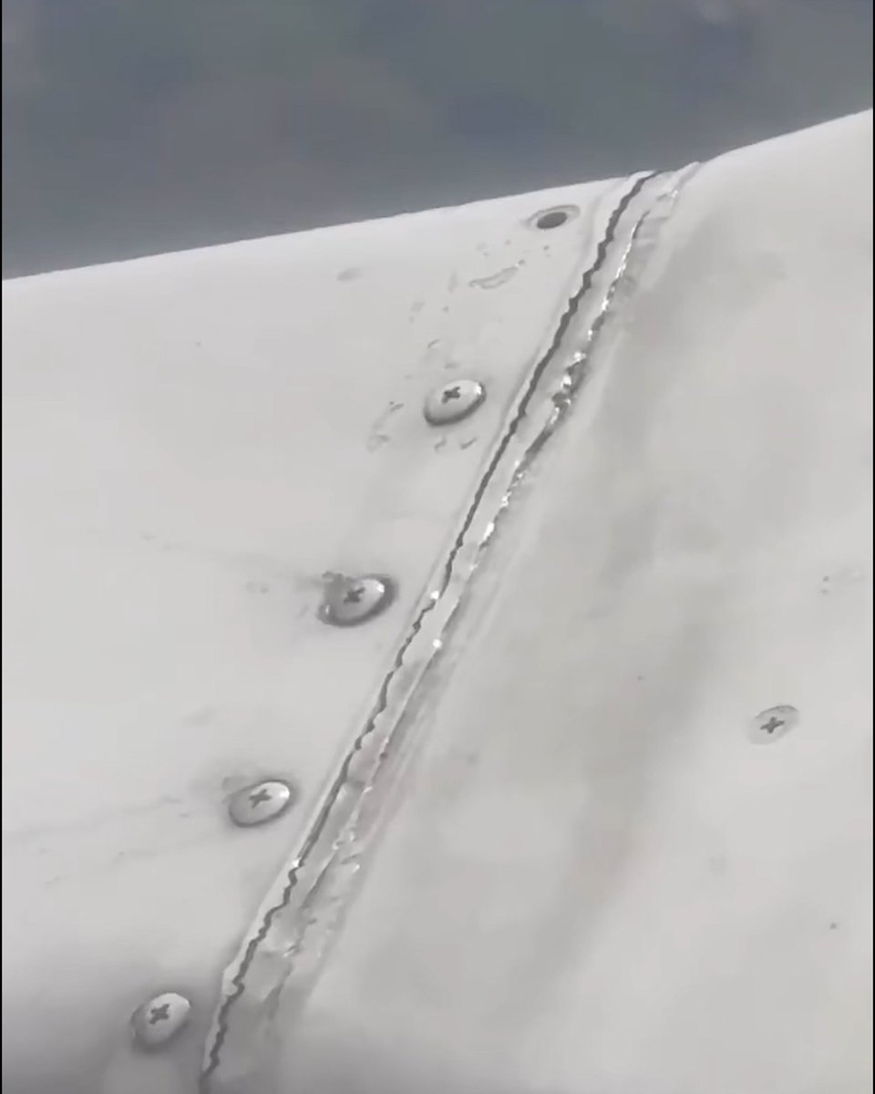 Pasajero graba tornillos sueltos en el ala de un Boeing en pleno vuelo Un pasajero de Lion Air que volaba de Bangkok a Chiang Mai captó en mitad del vuelo la imagen de varios tornillos sueltos en el ala de un Boeing 737-800. Síganos para más contenido⬇️