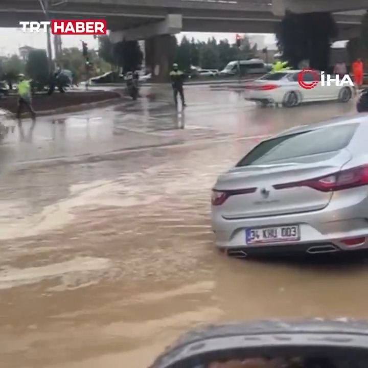 Antalya'da sağanak sonrası yollar göle döndü. Araçlar suya gömüldü, sürücüler yolda mahsur kaldı.