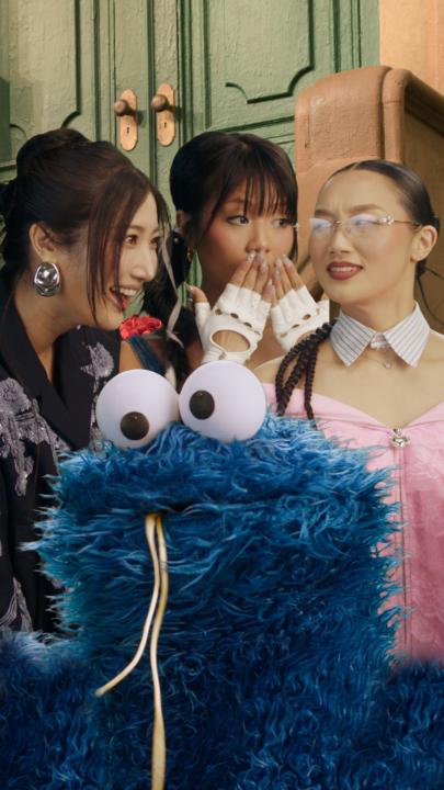 Audrey Nuna, EJAE &amp; REI AMI of KPop Demon Hunters introducing Cookie Monster to Ramyeon!?!! Sesame Street comes to Netflix November 10!