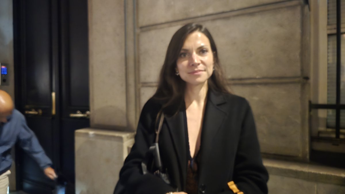 Lors de la dédicace du livre d'Éric Zemmour à Paris hier soir, des activistes de « luttes contemplations » se définissant comme chrétiens ont lancé des chants hostiles au président de Reconquête. Ophélie, lectrice venue faire dédicacer « La messe n'est pas dite » leur répond.