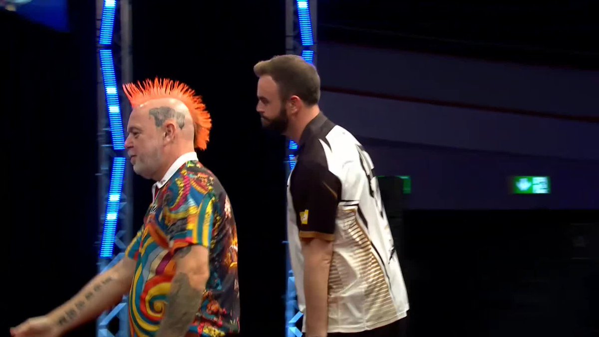 128 TO WIN IT! The 2023 European Championship champion is eliminated by the 2022 champion, as Ross Smith beats Peter Wright 6-2, pinning a fabulous 128 checkout on the bull to complete the victory! 📺 #ECDarts | R1
