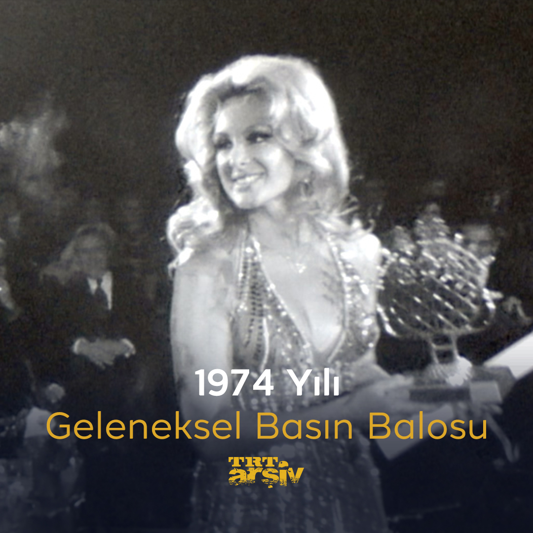 1974 yılında Ankara’da düzenlenen Geleneksel Basın Balosu’nda ödüle layık görülen sanatçıların arşivden çıkan görüntüleri sizlerle! 🎥 #TRTArşiv