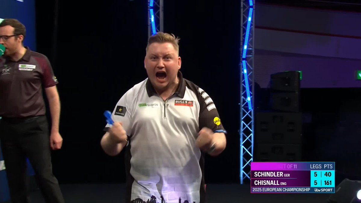 SCHINDLER WINS THE DECIDER! Martin Schindler, who trailed 3-0 earlier in this contest, wins the last-leg decider, sending the home crowd into pandemonium, as the German number one beats Dave Chisnall 6-5! 📺 #ECDarts | R1