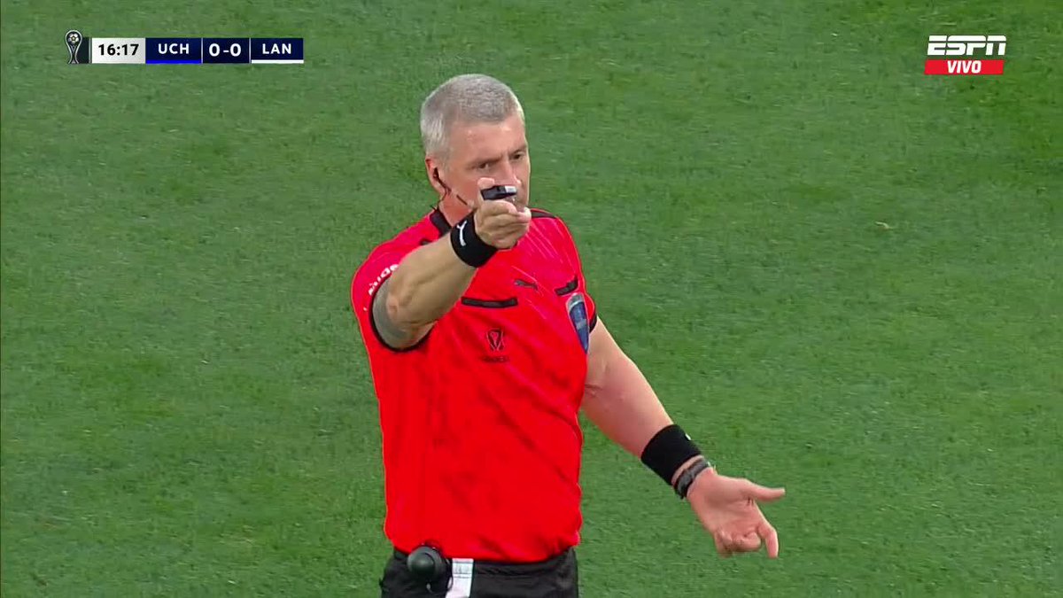 ACABA DE PASAR ALGO NUNCA VISTO EN U DE CHILE VS. LANÚS: Marcelino Moreno sacó un lateral más ATRÁS de donde había salido la pelota y Daronco hizo que la pelota se juegue nuevamente. 📺 #DisneyPlus Plan Premium