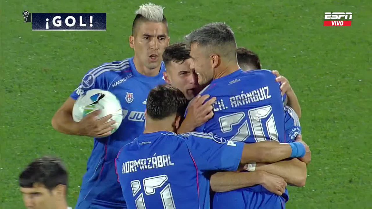 ¡EL PRÍNCIPE NO PERDONA Y LE DA EL EMPATE A LA U! Charles Aránguiz se hizo cargo del penal en el último minuto, y con un remate certero anotó el 2-2 final ante Lanús en el Estadio Nacional. ▶️ Mira nuestros partidos de 🏆 CONMEBOL #Sudamericana en el Plan Premium de #DisneyPlus