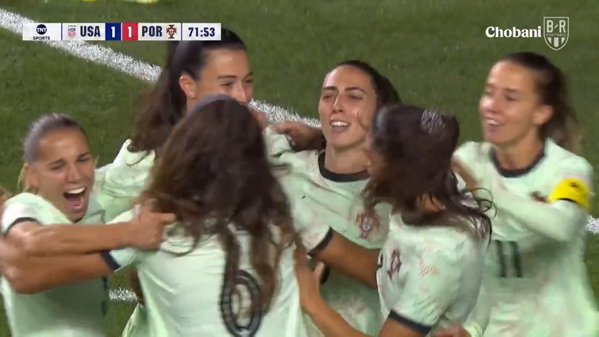 Portugal score off another corner to take a 2-1 lead over USA 😲