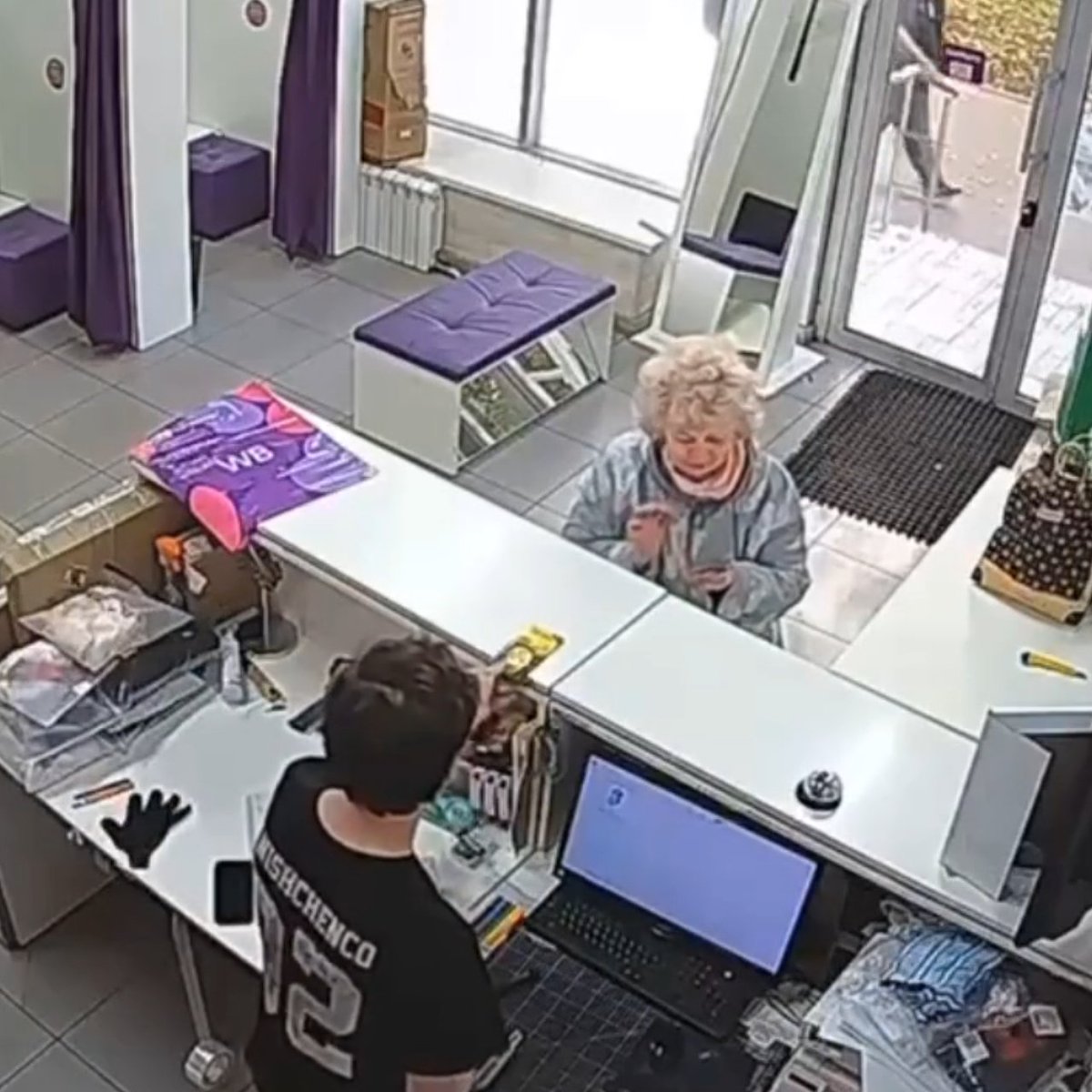 🍫Mujer regala chocolate a un empleado y no se queda sin respuesta Una mujer rusa, al llegar al punto de entrega de pedidos por Internet, le regaló un chocolate al trabajador, quién, a su vez, respondió con la misma amabilidad.