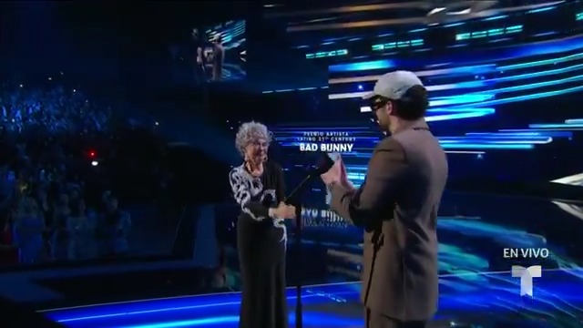 Con humildad y gratitud, Bad Bunny recibe el Premio Artista Latino del Siglo 21 de manos de la leyenda Rita Moreno. 🌟 #PremiosBillboard2025