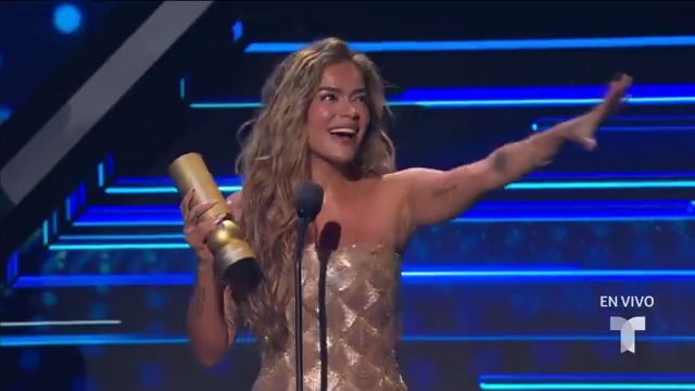 ¡Pura energía! ⚡ Karol G celebra con el público al recibir el premio Global 200 Canción Latina del Año #PremiosBillboard2025