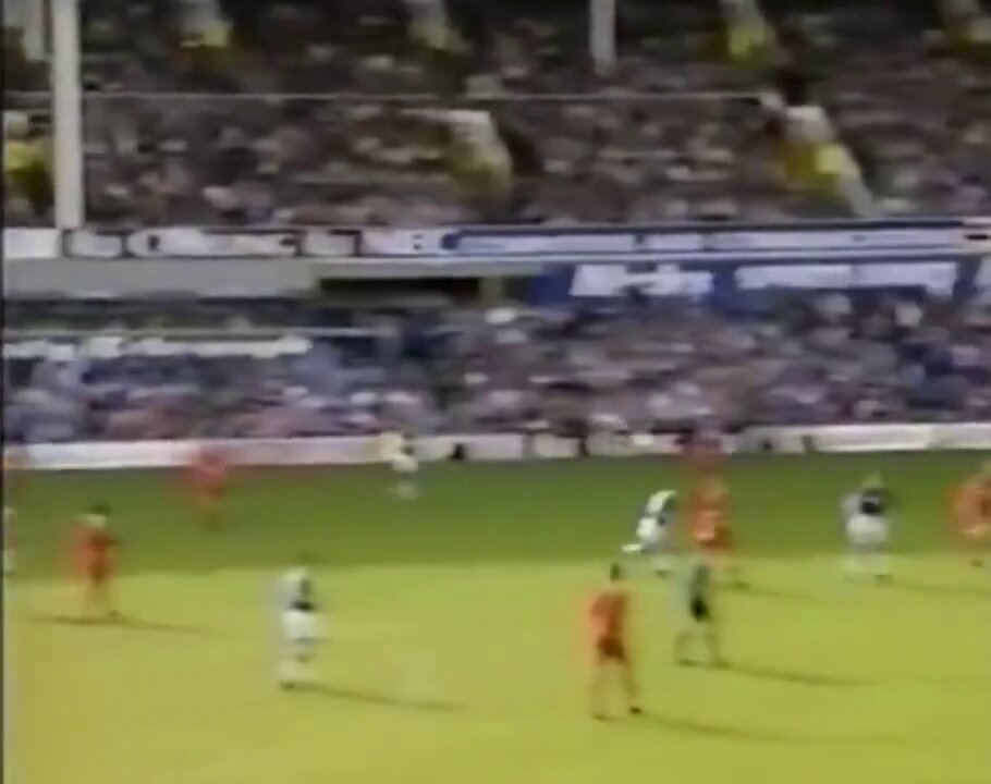 Happy birthday to Everton legend, Graham Stuart. Who can forget this “wonder strike” against Wimbledon in 1994 to keep the Toffees up?