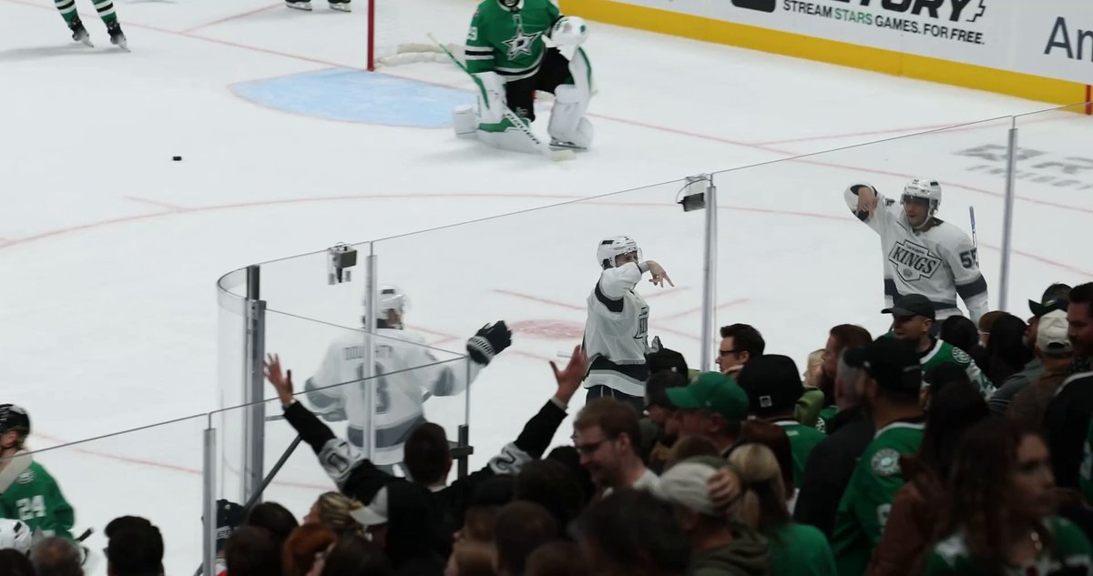 The horns down celly is WILD 👀