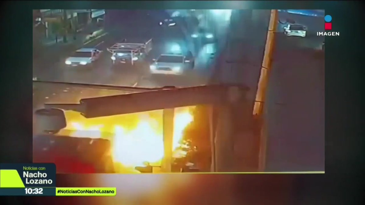 Un hombre intentó incendiar una unidad del #Mexibús con todo y pasajeras, en #Ecatepec, #Edomex. Llegó con un garrafón cargado de gasolina, lo roció y le prendió fuego. El conductor y la gente lograron evitar la tragedia. La policía intervino para que no lo lincharan: