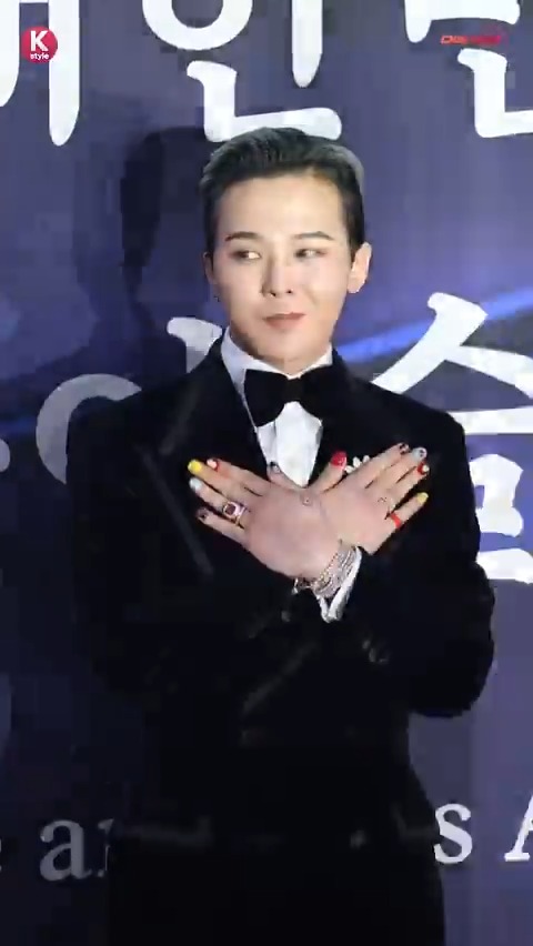 G-DRAGON「大衆文化芸術賞」 レッドカーペットに登場✨ 記者からの“ポーズ”のリクエストに戸惑い！？👐 ▼関連ニュース🏆 #GDRAGON #ジヨン #BIGBANG