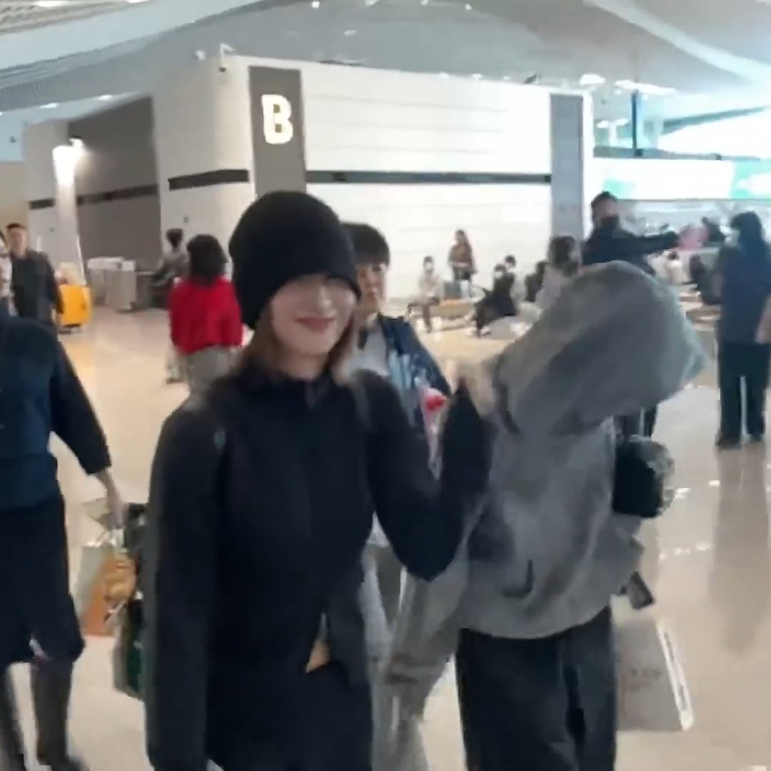 Momo and Sana laughing when the reporter calls Momo by her new "Peach" stage name 😭