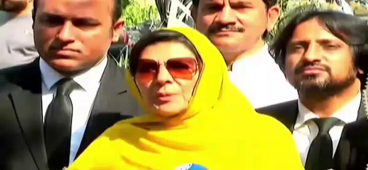 🚨کل میں اسلام آباد ہائیکورٹ میں بیٹھی ہوئی تھی مجھے آ کر کہا گیا آپکو پولیس گرفتار کرنے آئی ہے میں نے کہا آئیں ہائیکورٹ سے مجھے گرفتار کر لیں مجھے کہا گیا آپ نے عمران خان کا پیغام پہنچا کر انتشار پھیلایا ہے عدالت پیش کرنا ہے میں نے کہا اس جرم میں تو میڈیا بھی شامل ہے میں نے میڈیا کو کہا آپ میرے ساتھ عدالت چلیں ایک دو کے سوا ابھی تک کسی نے حامی نہیں بھری ۔ علیمہ خان کی انسداد دہشتگری عدالت لاہور کے باہر گفتگو