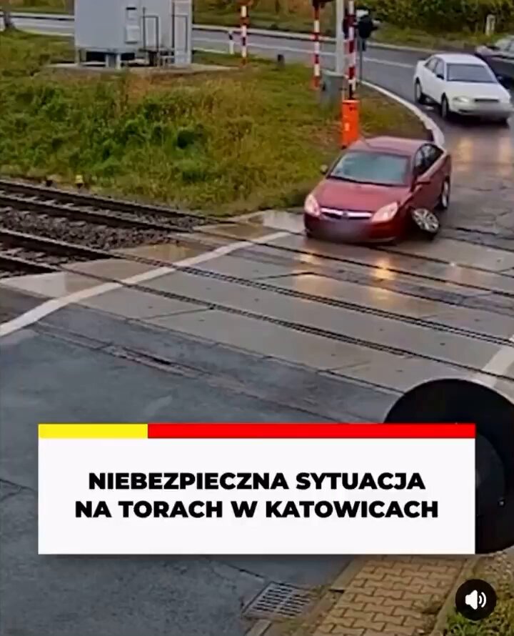 【踏切で脱輪！ 警察官の迅速対応が大惨事防ぐ】 🚉 ポーランド・カトビツェで、踏切に差し掛かったタイミングで車のタイヤが外れた。中の男女2人ではどうすることもできなかったが、偶然通りかかったのが警察官だったのは幸運だった。動画はSNSより。 ちなみに、JAFによると、日本で脱輪やエンストなどによって踏切内で車が動かなくなった場合は、すぐに降車して警報機に設置されている非常ボタンを押すことが推奨されている。 また、遮断器が降りただけで車が動く場合は、遮断棒にそのままつっこめば、折れずに斜め上に上がる構造になっているため、押し切って脱出もできる。考えている間に列車が来るので、とにかく迷わず行動して安全確保を。 🔔 Sputnik 日本 をフォローして、他の動画もチェック