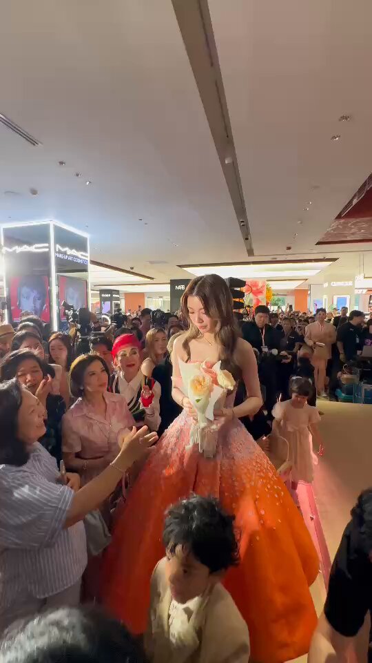 งานดอกไม้ ก็ต้องมอบดอกไม้ 💐 ใครเป็นผู้โชคดีที่ได้รับดอกไม้จาก ออม กรณ์นภัส บ้าง มาอวดกันหน่อยค่า 🥰 ⁣ #CentralAnniversaryxOrm #Ormkornnaphat
