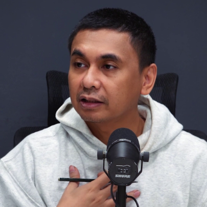 Kejadiannya begitu cepat.. Lagi pada asik ngobrol tentang film baru di podcast bang raditya dika tau-tau ada kejadian horor yang bikin mimpi buruk. Abadi Nan Jaya sudah tayang, hanya di Netflix!