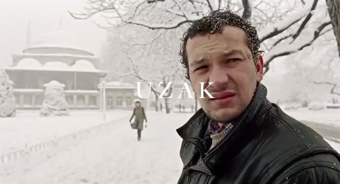 Bu filmin diğer Nuri Bilge Ceylan filmleri kadar popüler olmamasının nedeni, yönetmenin en derin yapıtı olması. Uzak, Nuri Bilge Ceylan’ın en sade, en gerçekçi ve en içten filmi.