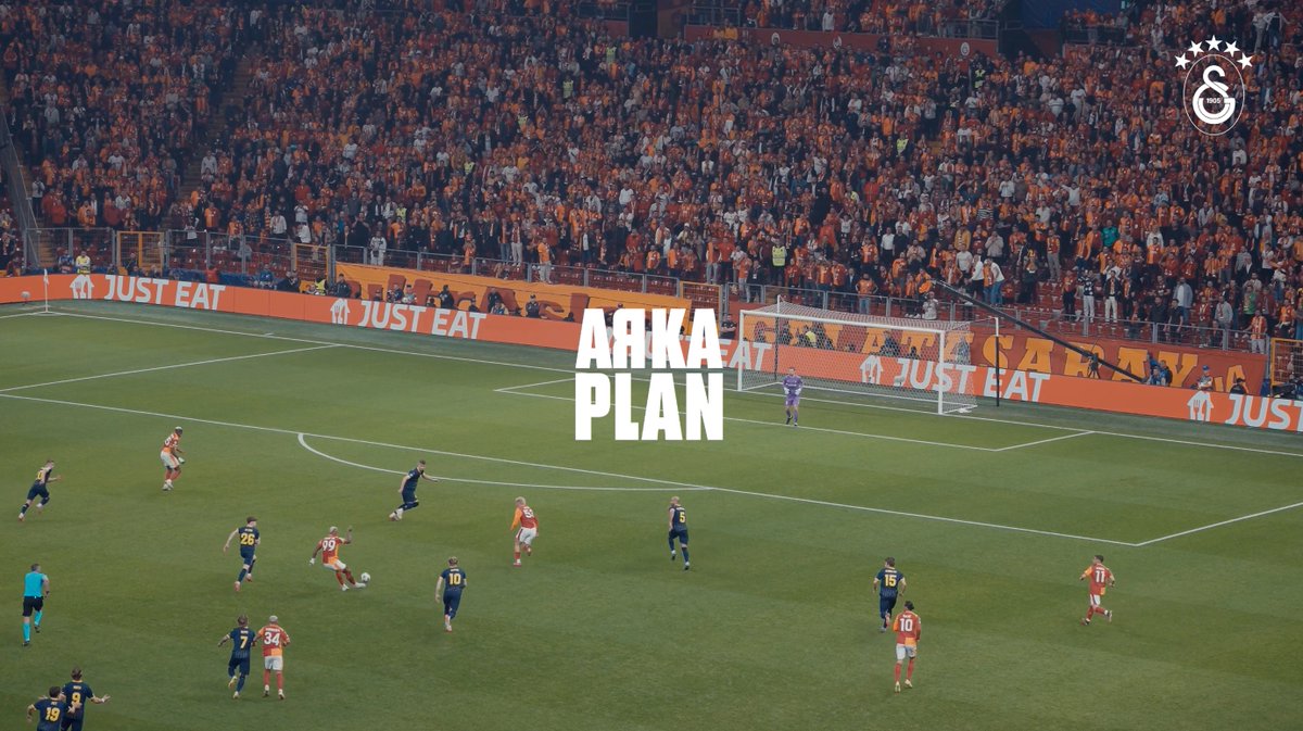 herkesin gol anında senkronize bir şekilde ellerini iki yana açıp koşmaya başlaması.. rönesans tablosu gibi bir sekans