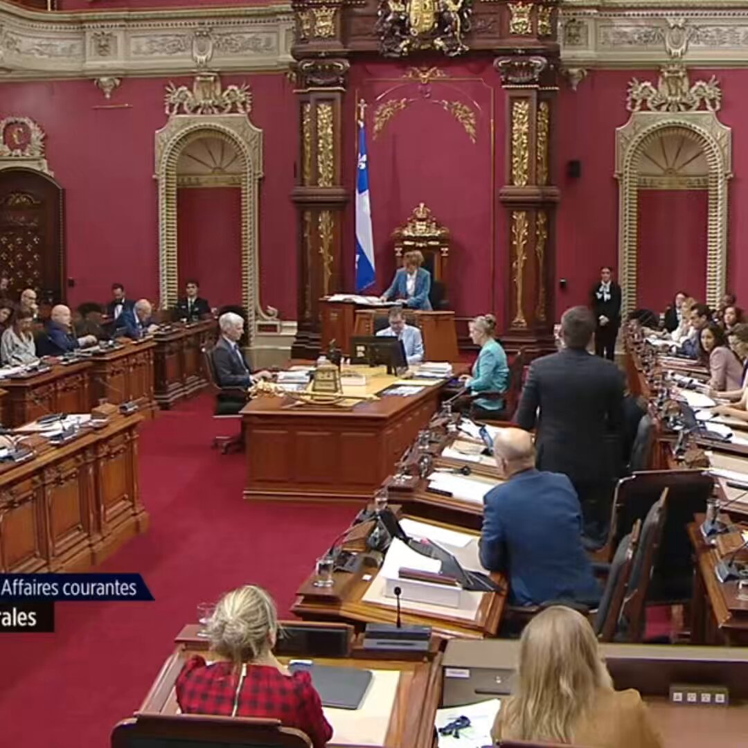 En novembre 2019, la CAQ menaçait d’adopter une loi spéciale pour imposer aux médecins un nouveau mode de rémunération. On est en octobre 2025, et nous sommes de retour à la case de départ. Ça fait 6 ans que la CAQ tourne en rond et parle dans le vide sur ce dossier, comme sur tant d’autres.Qu’est-ce qu’on a fait pendant ces 6 ans? ▪️On a laissé les agences privées s’installer dans le système au point où ça nous coûtait 2 milliards; ▪️On a créé des nouvelles structures bureaucratiques comme Santé Québec et augmenté le nombre de cadres de 37%; ▪️On a fait des tableaux de bord… Le système s’est dégradé, mais jamais pendant 6 ans on n’a fait quoi que ce soit pour réfléchir sérieusement et aller voir les meilleures pratiques concernant la rémunération des médecins. Les travaux sur la question ont débuté en mai et ont vu défiler des experts qui nous disent tous que, si on est pour réformer le mode de rémunération des médecins, le modèle choisi par le gouvernement est le mauvais modèle, puisqu’il est basé sur des indicateurs quantitatifs. Ce modèle a été un échec en Angleterre et en Nouvelle-Zélande. Soyons clairs : le Parti Québécois est en faveur depuis de nombreuses années à une modification au mode de rémunération des médecins. Le paiement à l’acte mur à mur est clairement un échec. Cependant, nous souhaitons nous inspirer des meilleures pratiques dans le monde afin de trouver un modèle qui va réellement améliorer le réseau et l’accessibilité au soin. La Suède, la Colombie-Britannique et la France ont toutes adopté des modèles basés sur des indicateurs de qualité de soins et c’est sur cela qu’on doit s’inspirer. C’est ce que fera un gouvernement du Parti Québécois.