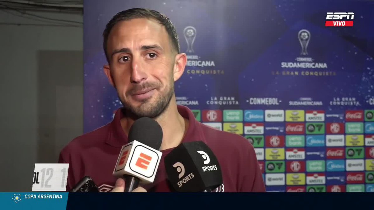 "EL ÁRBITRO NO SÉ QUÉ VE, TIENE MIL CÁMARAS. ME PARECE LAMENTABLE" Cali Izquierdoz, indignado con la actuación del árbitro durante el empate 2-2 entre Universidad de Chile y Lanús por la CONMEBOL #Sudamericana. ▶️ Mirá #ESPNF12 en el Plan Premium de #DisneyPlus