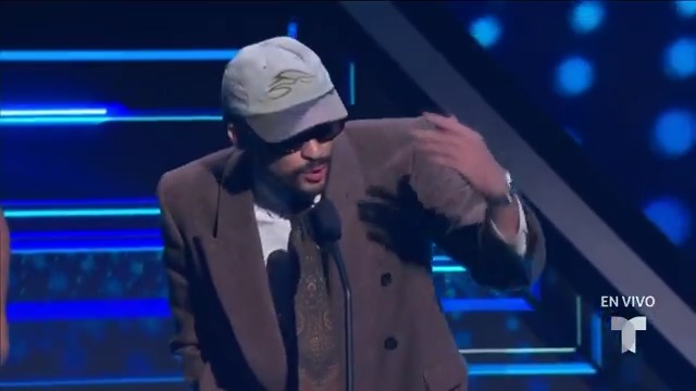 Bad Bunny se lleva su primer premio de la noche como Top Latin Album del Año! ¡Arriba Puerto Rico!