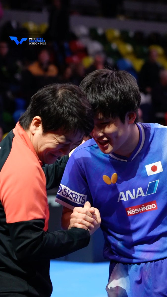 Tomokazu Harimoto shares the moment with fans after a thrilling 3-2 win over Luka Mladenovic! 🤩🔥 #WTTLondon #TableTennis