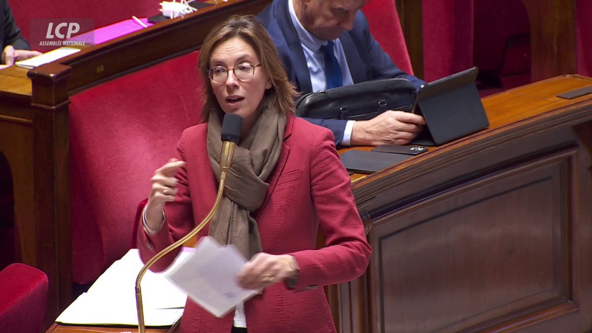 Contribution à l'UE : "Si nous ne versons pas les montants qui sont attendus, c'est 9 milliards de moins pour les agriculteurs français, le Grand Paris Express qui ne sera pas terminé à temps, 140 000 étudiants qui ne feront pas d'Erasmus", répond Amélie de Montchalin au RN. #DirectAN