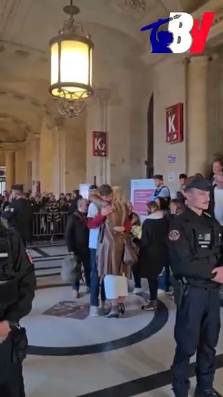 Alors que la famille de Lola sort de la salle d’audience après l’énoncé du verdict, le public scande « justice pour Lola ».