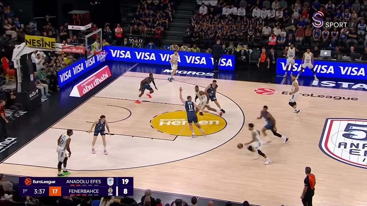 Scottie Wilbekin, el üstünden üçlüğü buluyor.