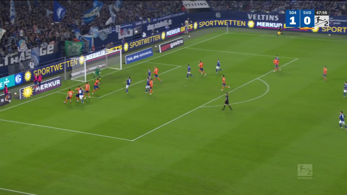 Da geht den Schalke-Fans das Herz auf! 😍 Vier Mann jagen Corredor. 🔥 Die 2. Bundesliga live auf Sky. #sky2bundesliga #s04svd