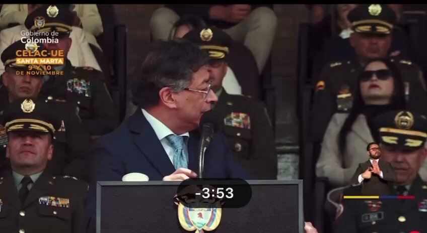 #POLÍTICA En la ceremonia de posesión del nuevo director de la Policía Nacional, el presidente Gustavo Petro (Gustavo Petro) aseguró que ya tiene información sobre grupos extranjeros que quieren intervenir en las elecciones de Colombia. Pidió al nuevo director, general William Rincón, que priorice la seguridad para los comicios, la protección de los candidatos y el desmantelamiento de estas bandas relacionadas con el poder político.