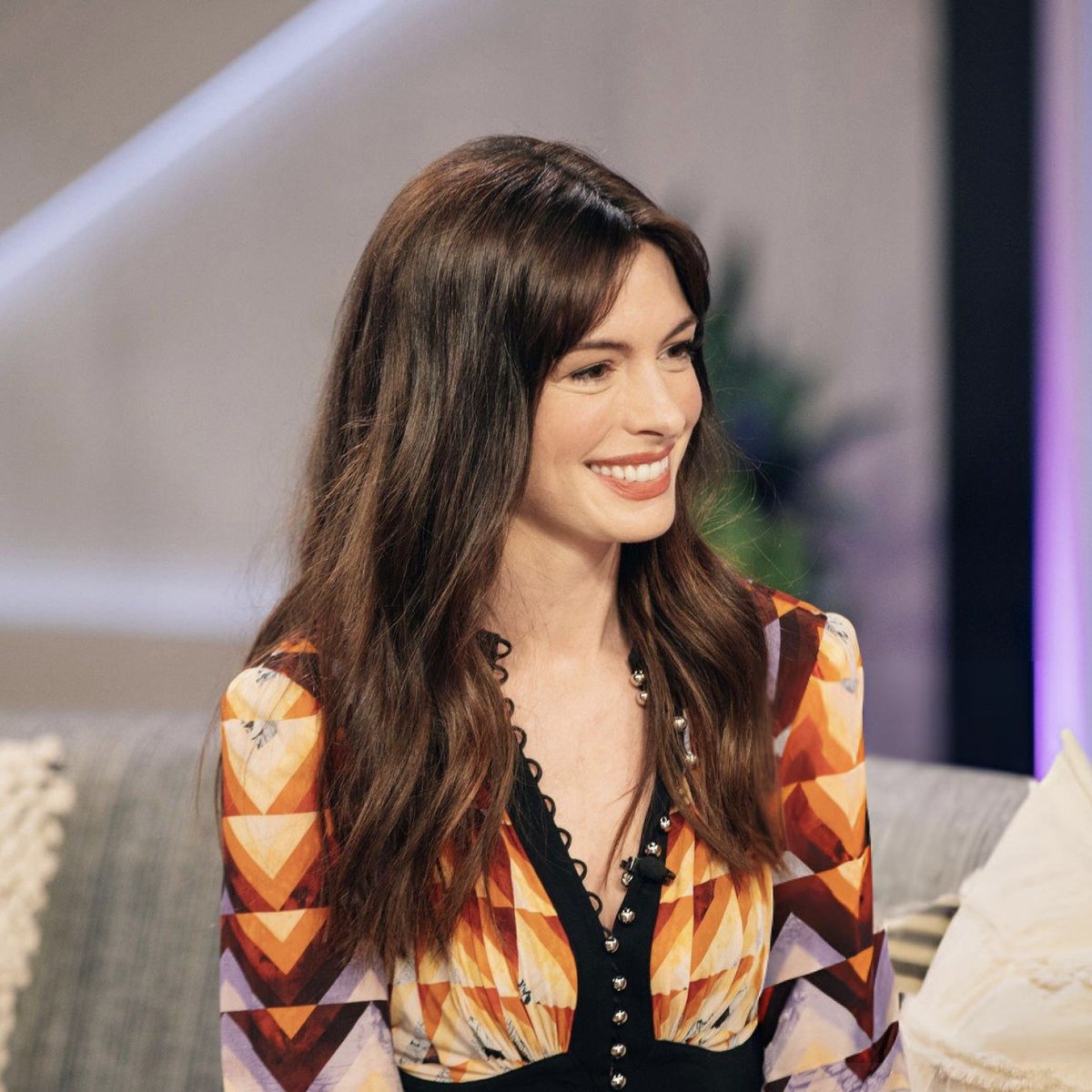 The crowd cheering like someone just discovered the cure for cancer, but it’s just Anne Hathaway teaching Kelly Clarkson how she eats a cupcake 😂