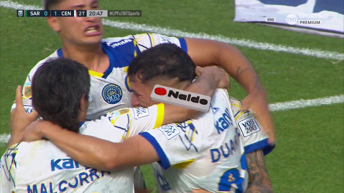 👀 Veo a Di María jugando un #Central vs Sarmiento en Junín y me emociono. No entiendo como su amigo prefiere jugar ese fútbol senior sin alma, vestido de rosa y con gordos comiendo papas con cheddar en la platea. 🙏 Dale Leo, vení a Rosario 6 meses.