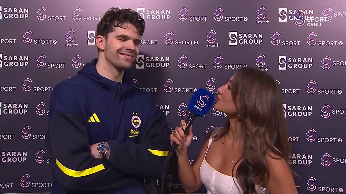 Tarık: "Türkçe'mi yapıyoruz?" Deniz Aksoy: "İngilizce mi istiyorsun?" Tarık: "Hayır, bazen İngilizce yapıyoruz ya." Deniz Aksoy: "O Euroleague için, biz şu an Saran'dayız, S Sport'tayız." Tarık: "Başkanımıza selamlar"