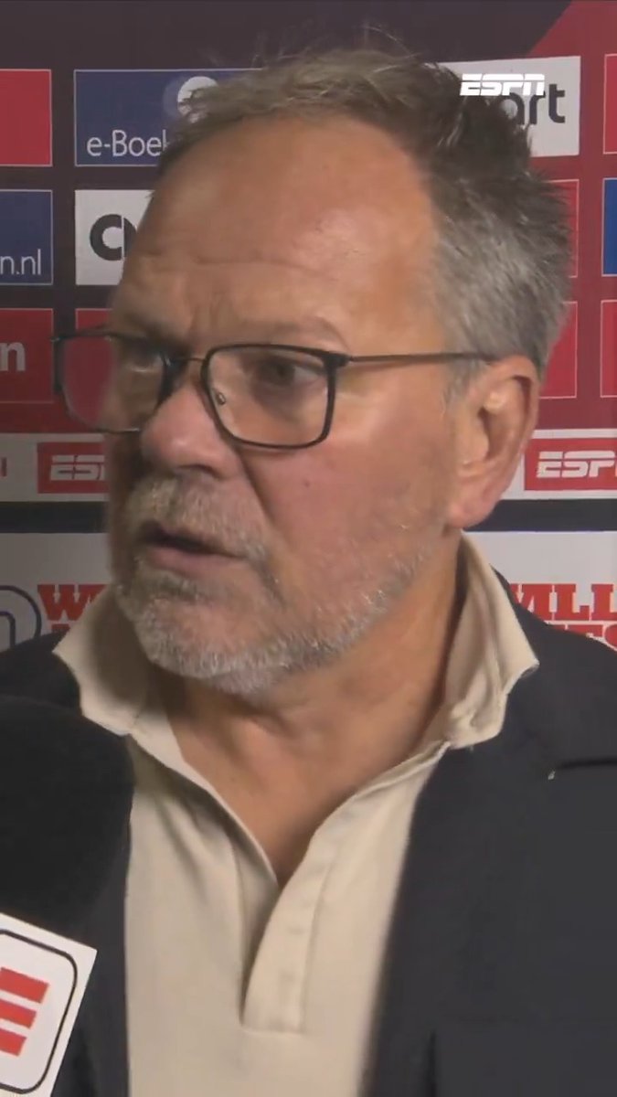 Henk de Jong is furieus over de beslissing van de scheidsrechter en beklaagde zich bij de vierde man 😡 "Die kijkt mij aan alsof hij in de sneeuw heeft gescheten" 💩😂 #rkccam