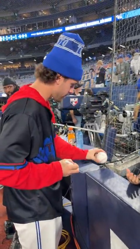 Ernie Clement is taking it all in at the #WorldSeries! ✍️ Toronto Blue Jays