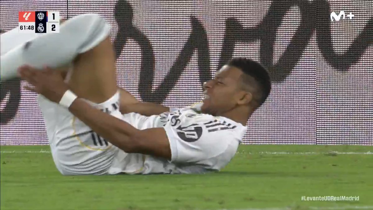 Es el mismo penalti que señalaron sobre Mbappé de Elgezabal. Es un auténtico cachondeo: cada semana un criterio distinto. Basta ya.