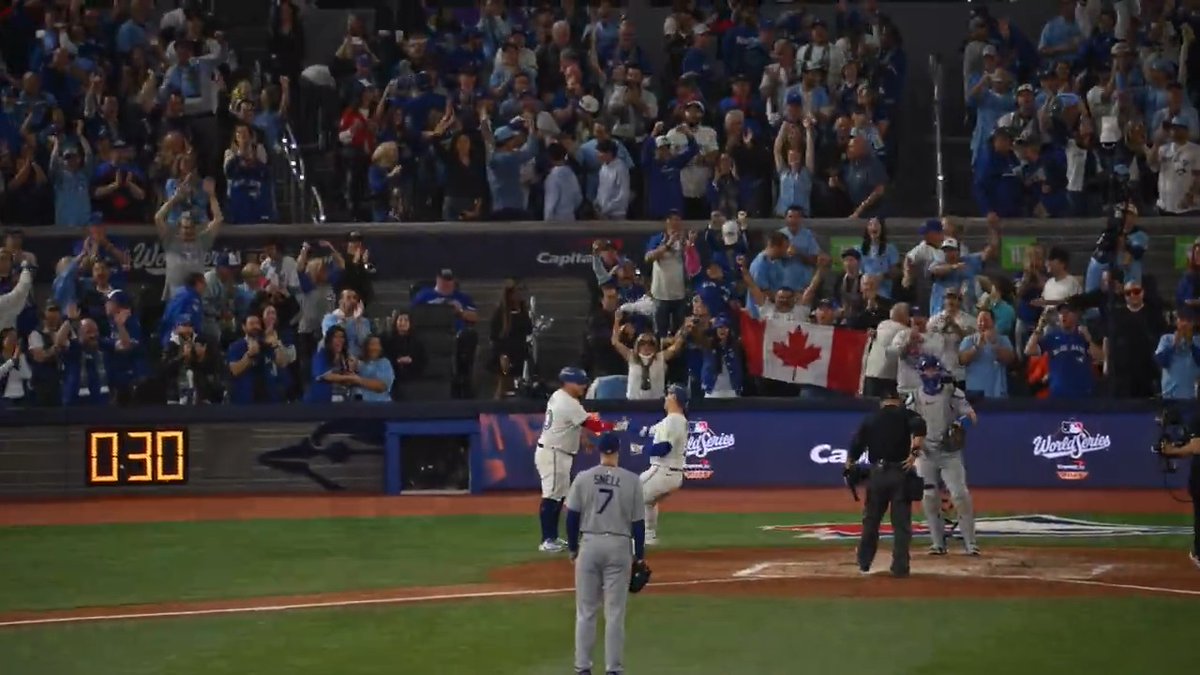 Toronto got LOUD for its first World Series HR since 1993 🔊