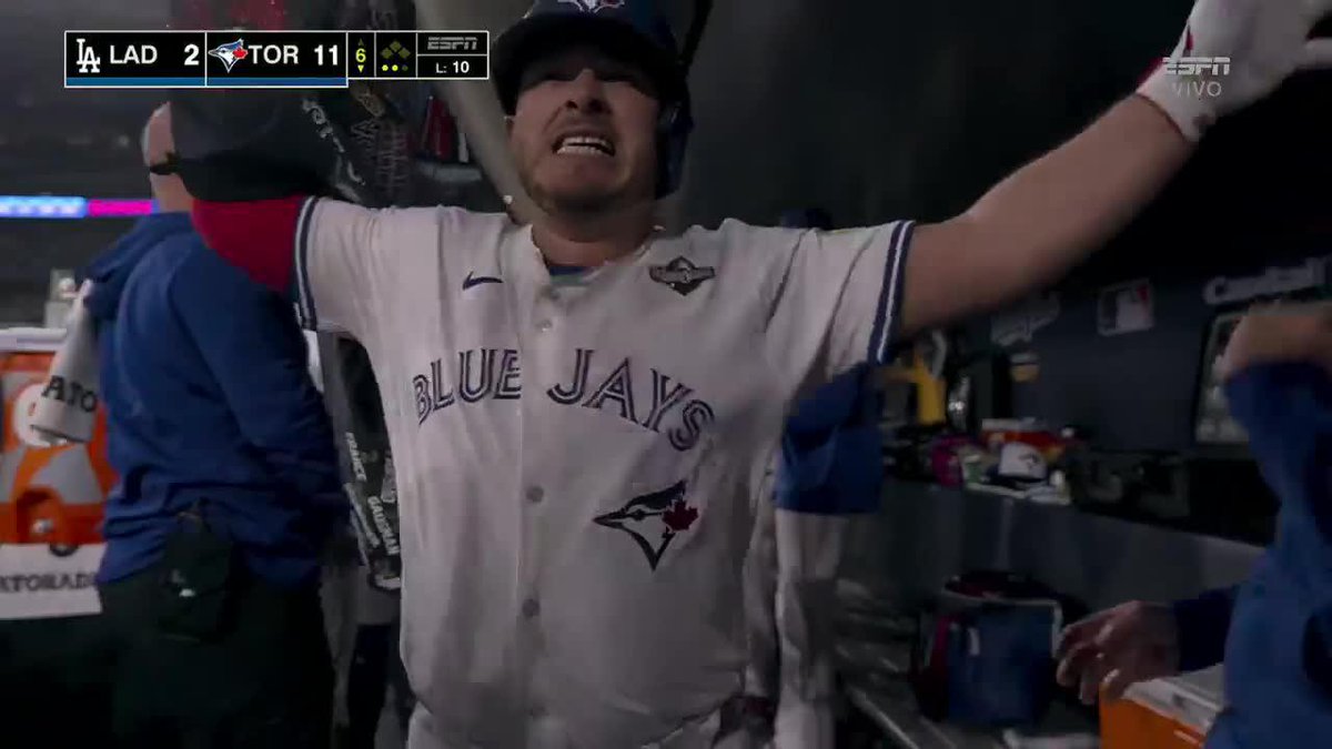 ¡HR DEL CAPITÁN KIRK! 😎🇲🇽 Batazo del mexicano para aumentar la ventaja de Blue Jays sobre Dodgers. Disfruta la Serie Mundial en #DisneyPlus Premium.