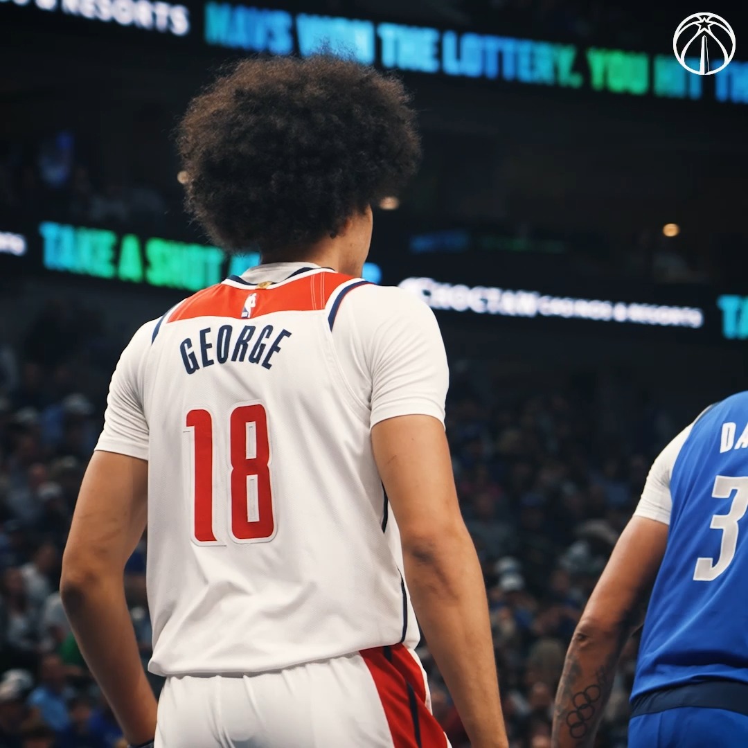 RECUERDA SU NOMBRE: KYSHAWN GEORGE 34 puntos (récord de su carrera) 7/9 en triples (récord de su carrera) 11 rebotes (récord de su carrera) 4 asistencias, 2 robos y 3 tapones Y victoria de Washington Wizards en Dallas (117-107)