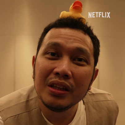 Intip keseruan Agung Karmalogy waktu nyoba akting dan makeup jadi zombi 🧟‍♂️ Makin yakin kalau zombi di film Abadi Nan Jaya bukan kaleng-kaleng! 👏🏻👏🏻👏🏻 Tonton filmnya di Netflix sekarang!