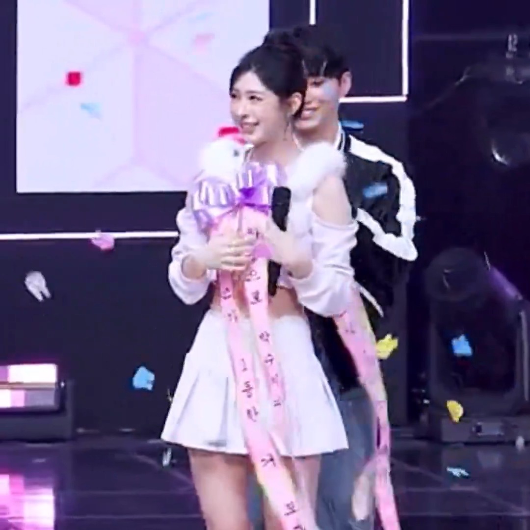 Xdinary Heroes boys setting ribbons on NMIXX girls first music core win today 🥹 Gaon -> Sullyoon Jungsu -> Lily Gunil -> Bae Junhan -> Haewon Jooyeon -> Kyujin Gunil - Jiwoo Ode gave the cake