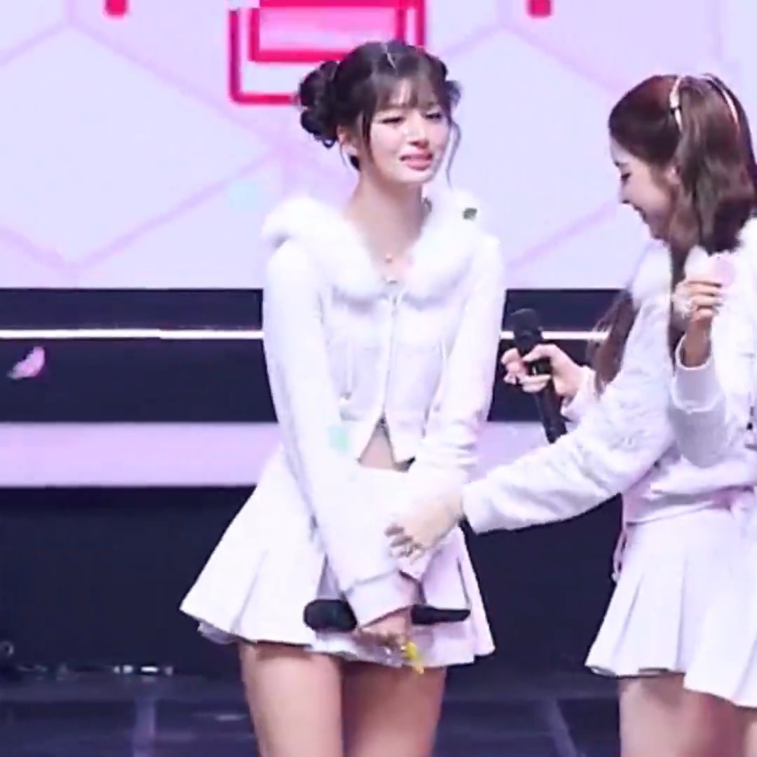 Jiwoo realizing the confetti falling are bunny shaped made for Sullyoon and went to tell her right away… seeing her reaction knowing she’s still and forever be loved by music core :(