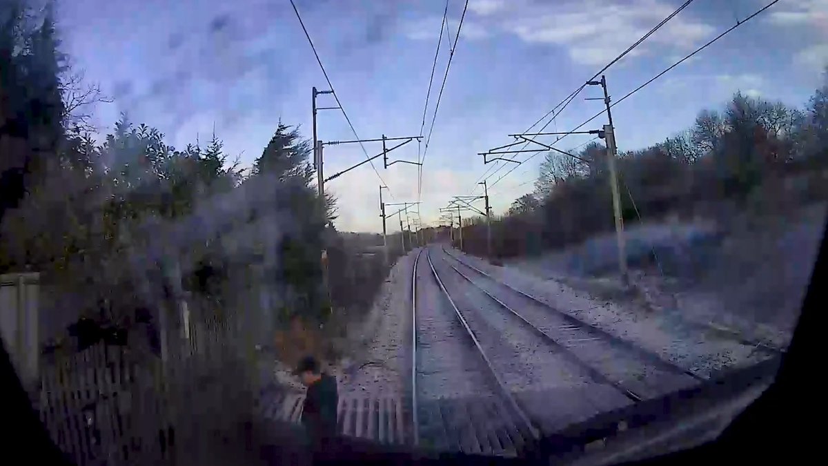 😰 📹 Onboard driver CCTV caught this near miss on the West Coast Main Line. 🚸 Always concentrate at level crossings, and remind children too! Find out more: ➡️ Avanti West Coast #SafetySaturday #HalfTermSafety
