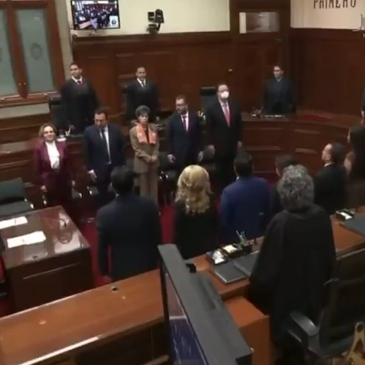 🇲🇽 | Durante el informe anual se solicitó a los presentes que se pusieran de pie para interpretar el himno nacional, pero en su lugar, se reprodujo un tema de salsa del cantante Marc Anthony.